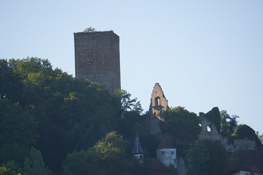 Burg Ehrenberg und alte Mauerreste