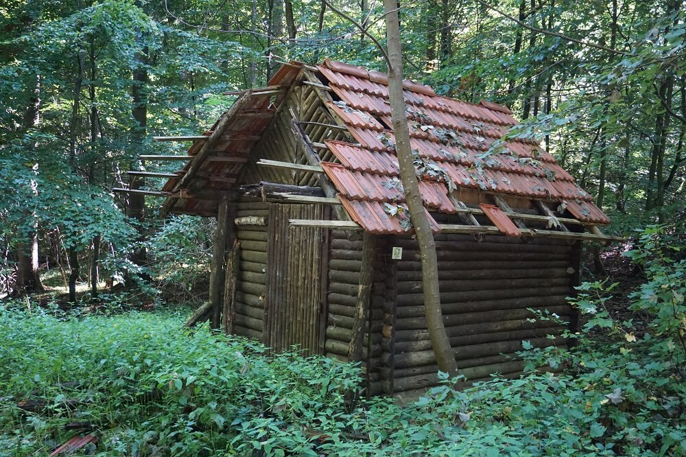 Verfallene Schutzhütte am Wanderweg