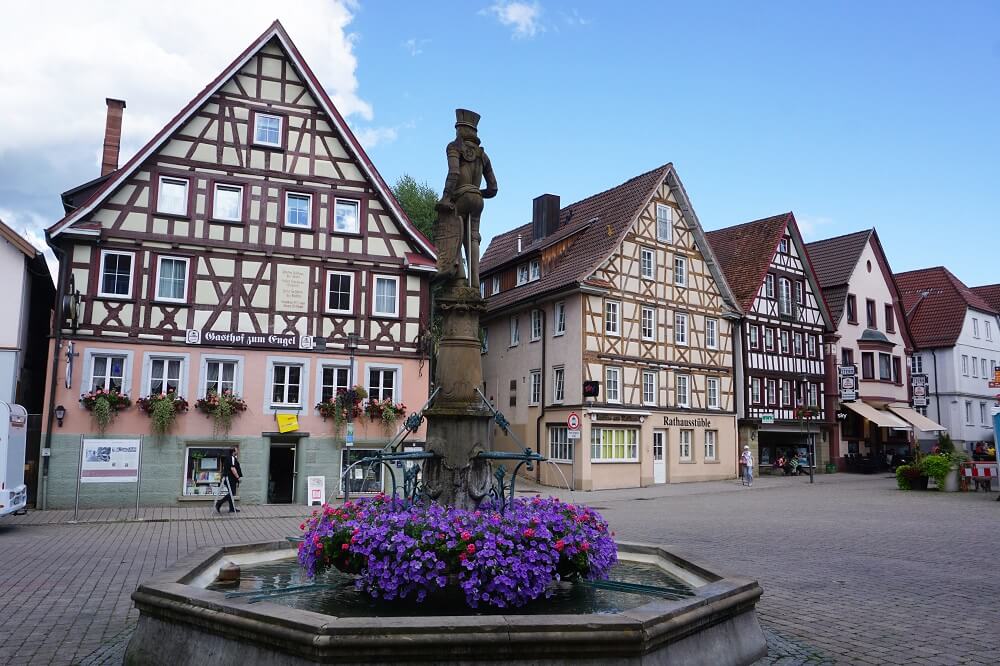 Fachwerkhäuser in der Innenstadt von Murrhardt mit Brunnen