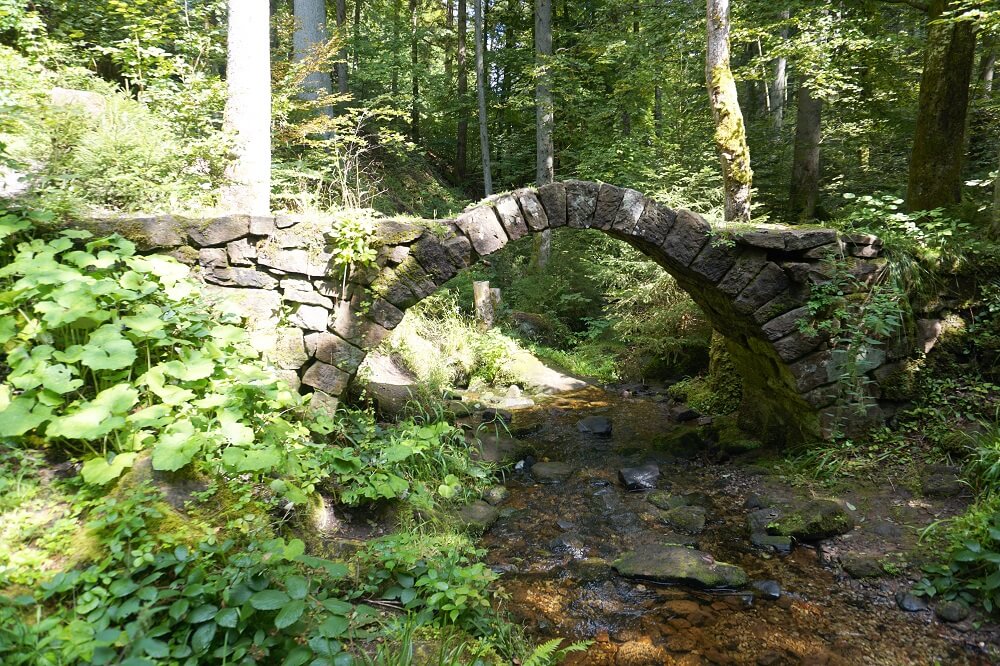 Pittoreske Steinbrücke über den Schweinbach