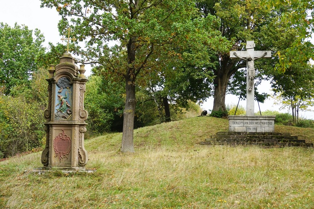 Kreuz und Statue auf dem Weg in Gehrden