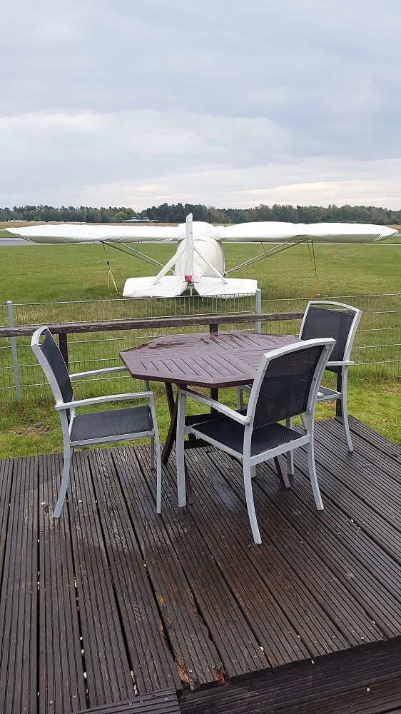 Tisch mit Stühlen vom Restaurant am Flughafen Oerlinghausen