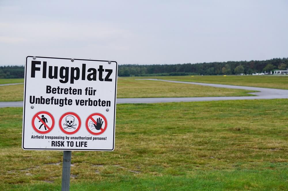 Hinweisschild Flughafen Oerlinghausen