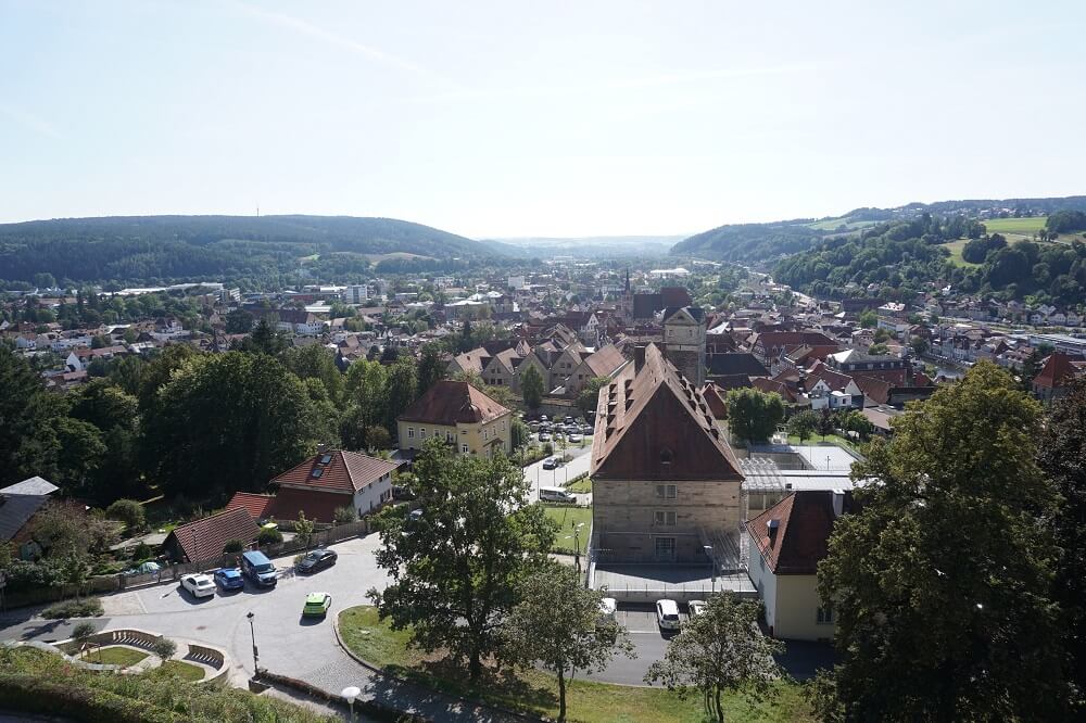 Blick von der Festung auf Kronach und die JVA