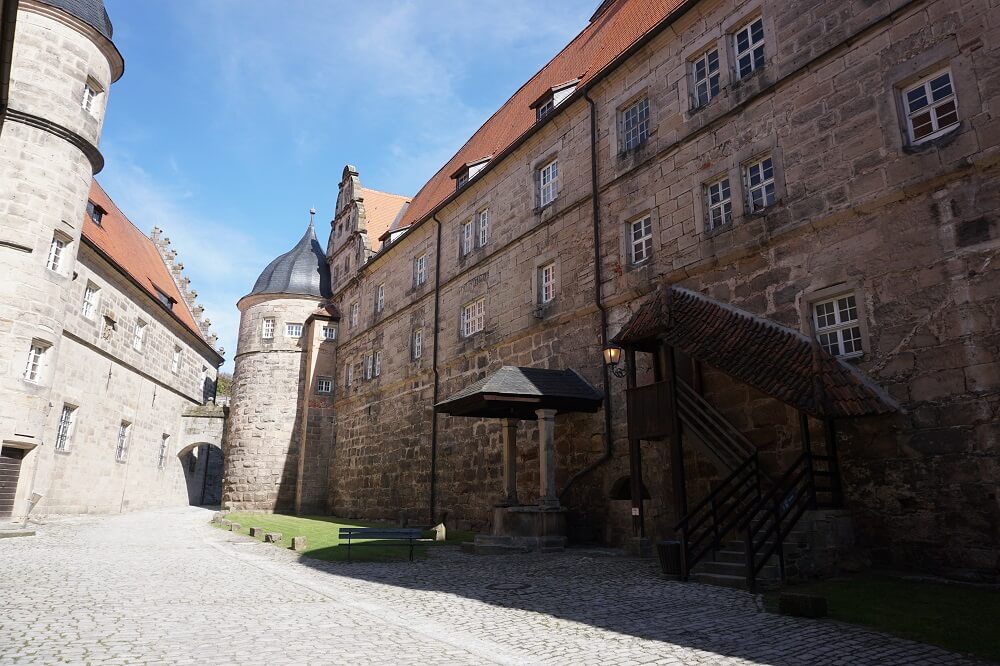 Wir wandern durch den Innenhof der Festung Kronach
