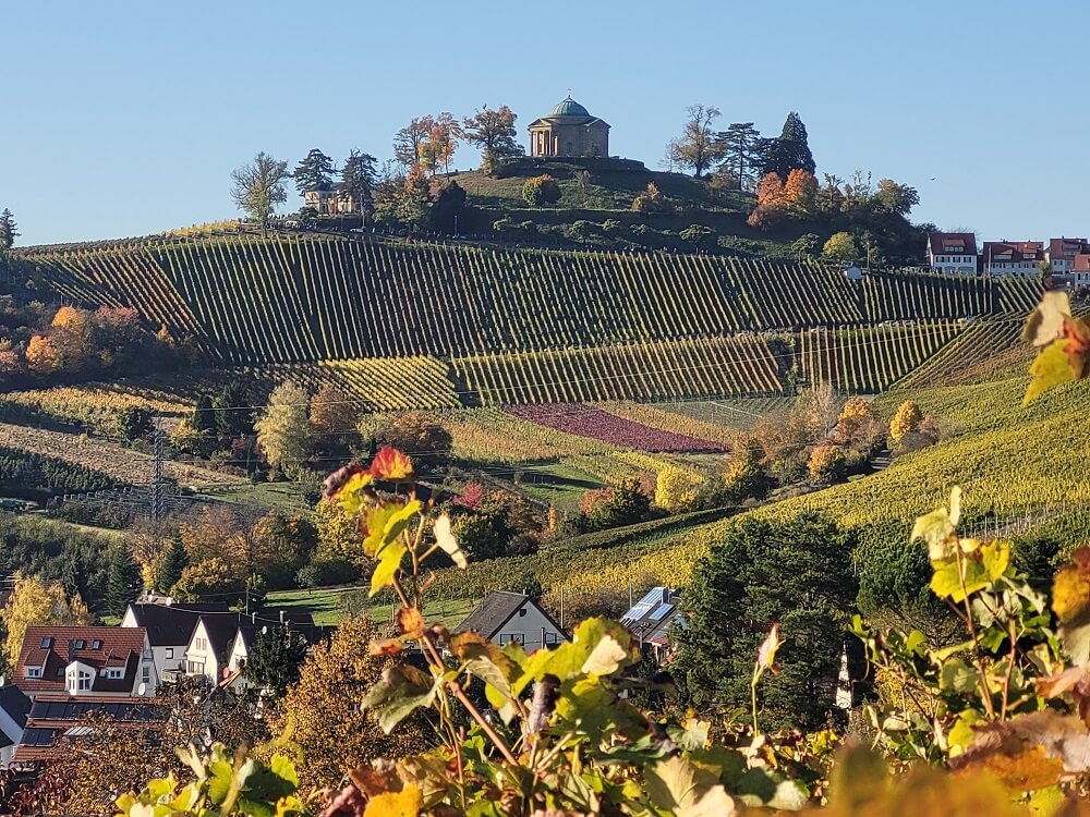 Blick vom Stuttgarter Weinwanderweg auf die Grabkapelle auf dem Württemberg