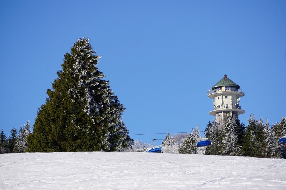 Schneelandschaft mit Blick auf Feldbergturm