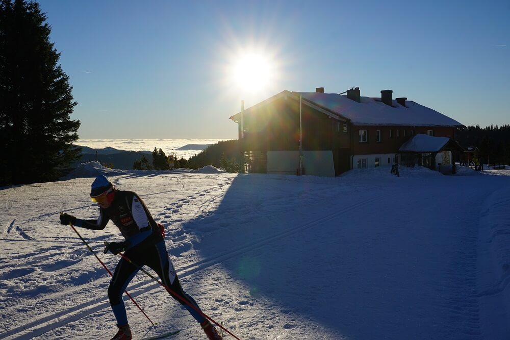 Skilangläufer vor Todtnauer Hütte