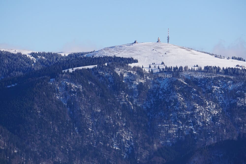 Blick vom Schauinslandturm auf den Feldberggipfel im Schnee