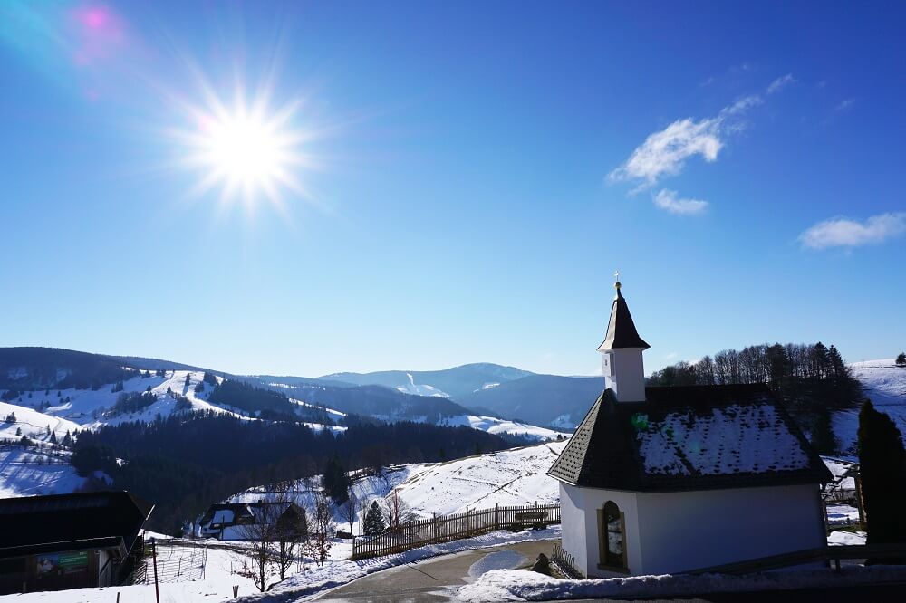 Aussicht auf Kirche im Münstertal im Winter