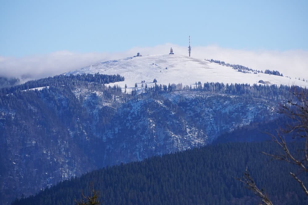 Schneebedeckter Gipfel vom Feldberg