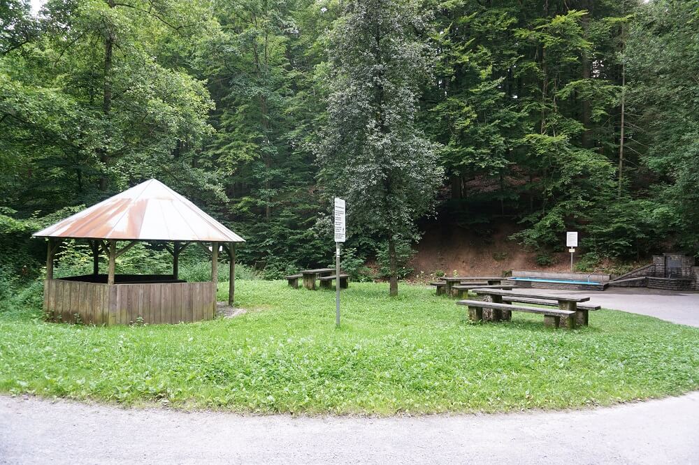Schutzhütte mit Rasthplatz an den Hepp-Seen