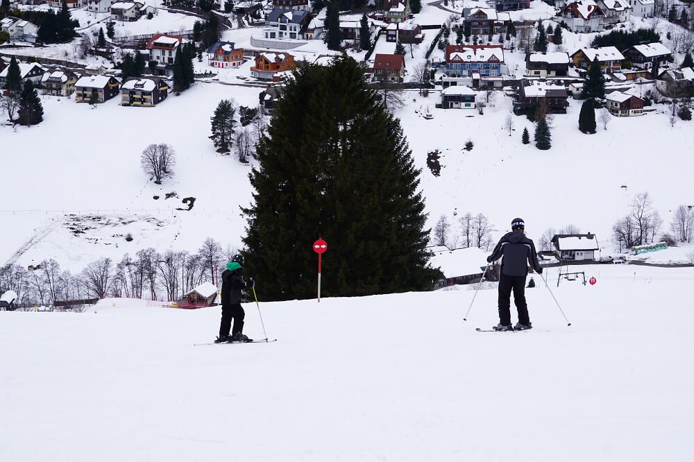 Skifahrer auf einem Skihang