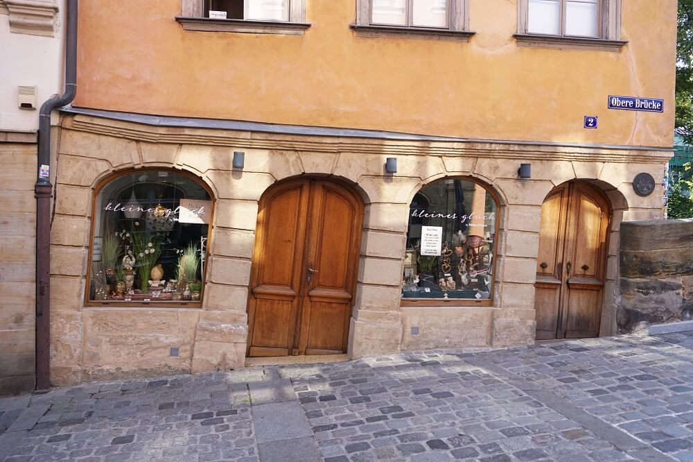 Haus mit schiefer Tür in Bamberg