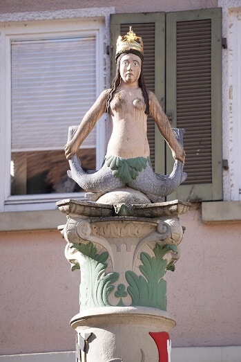 Figur auf einem Brunnen in Bietigheim
