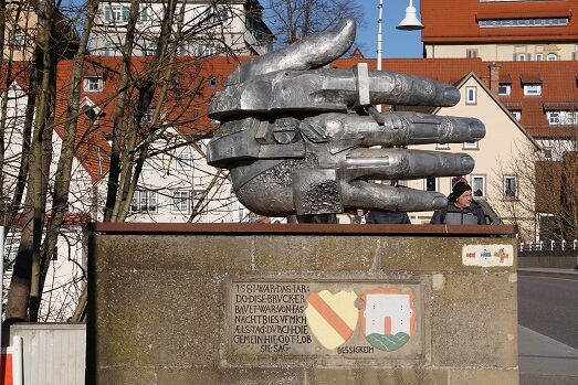 Skulptur an Brücke in Besigheim