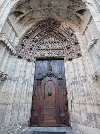 Imposante Eingangstür zum Münster in Schwäbisch Gmünd