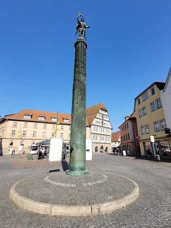 Säule mit Statue am Marktplatz Schwäbisch Gmünd