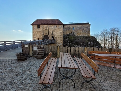 Blick auf die Burg Hohenrechberg
