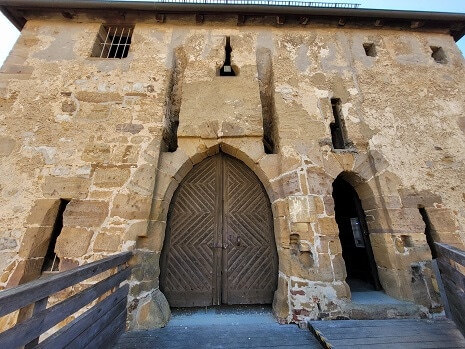 Eingangstor der Burg Hohenrechberg