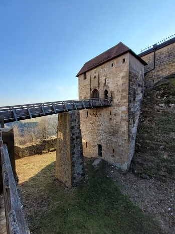 Burganlage mit Holztreppe zum Eingang