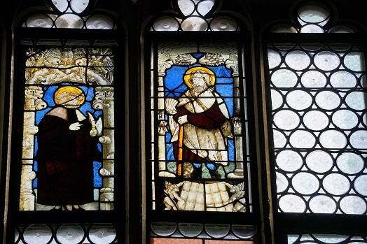 Kirchenfenster mit Pilger mit Jakobsmuschel