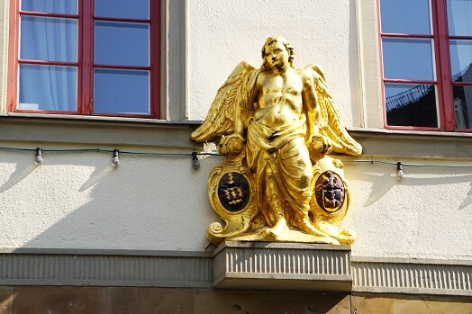 Vergoldete Figur an Hausfassade