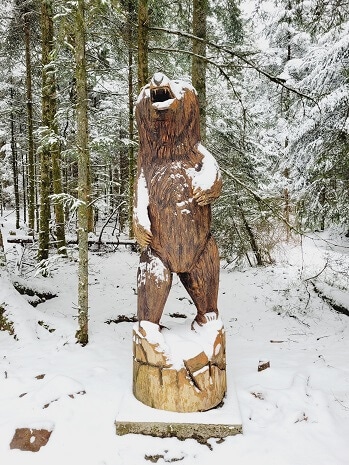 Bär aus Holz geschnitzt