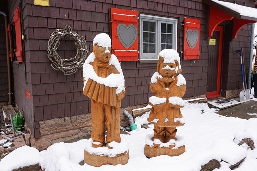 Holzfiguren vor Waldcafe