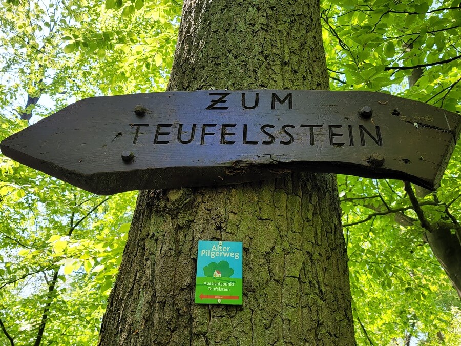 Holzschild mit Hinweis "Zum Teufelsstein"