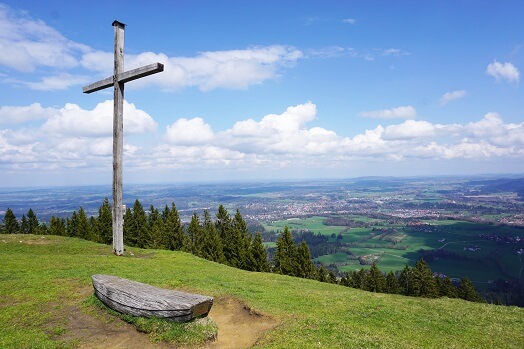 Gipfelkreuz auf Berg mit toller Aussicht