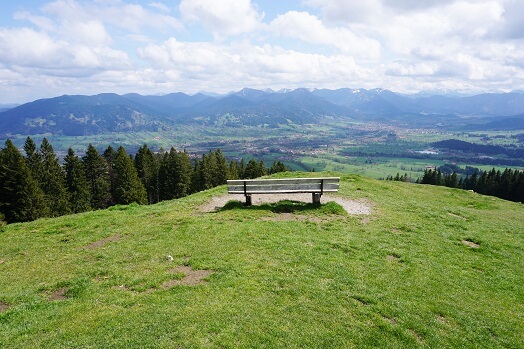 Sitzbank mit Aussicht auf die Alpen