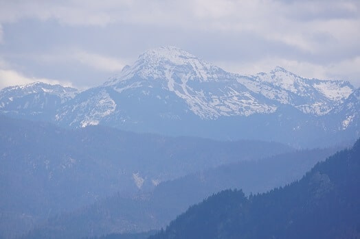 Schneebedeckte Berge in den Alpen