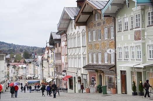 Blick auf die Gebäude der historischen Altstadt von Bad Tölz
