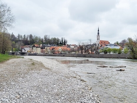 Blick über einen Fluß auf die Stadt Bad Tölz