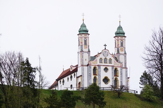 Kalvarienbergkirche in Bad Tölz mit zwei Türmen