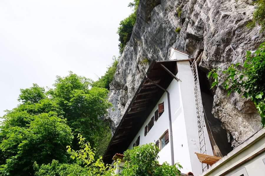Höhlenhaus in Felswand