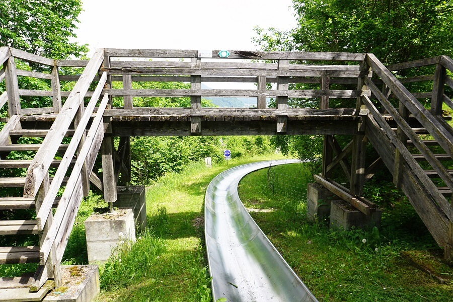 Brücke über Rodelbahn