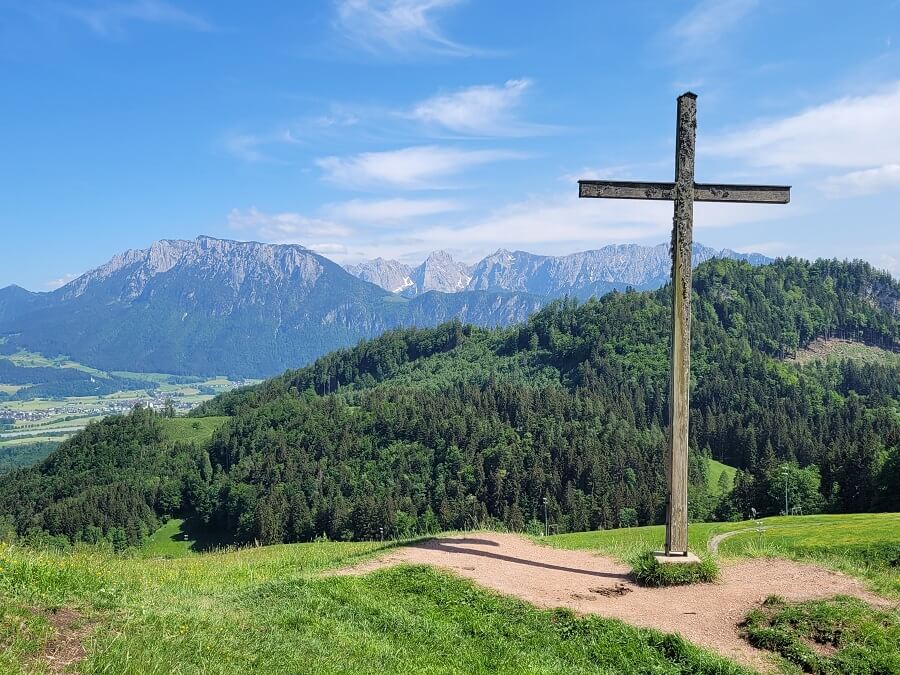 Gipfelkreuz mit Bergblick