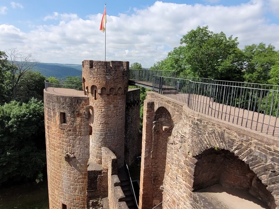 Turm der Burg Montclair