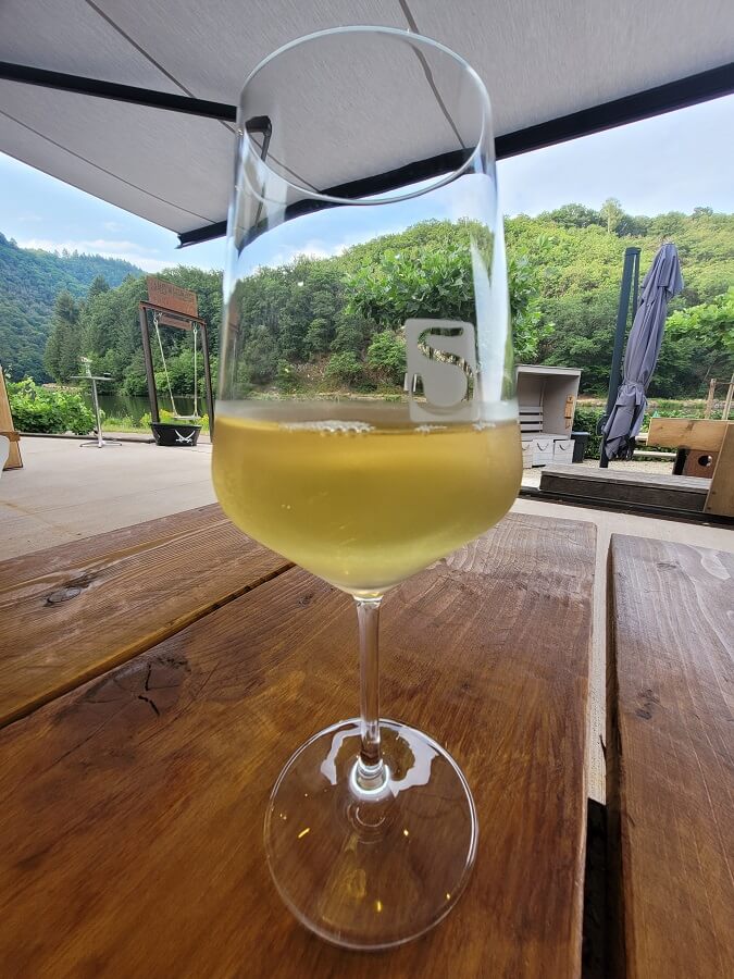 Weißwein in der Saarschleifenlodge