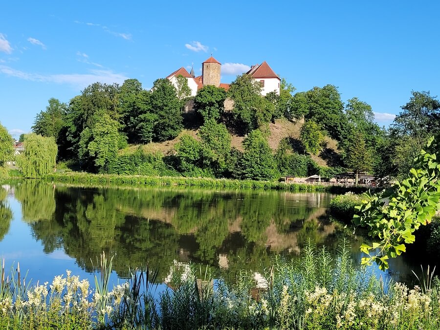 Schloss Iburg spiegelt sich in See