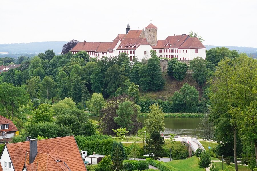 Blick auf Schloss Iburg und Charlottensee
