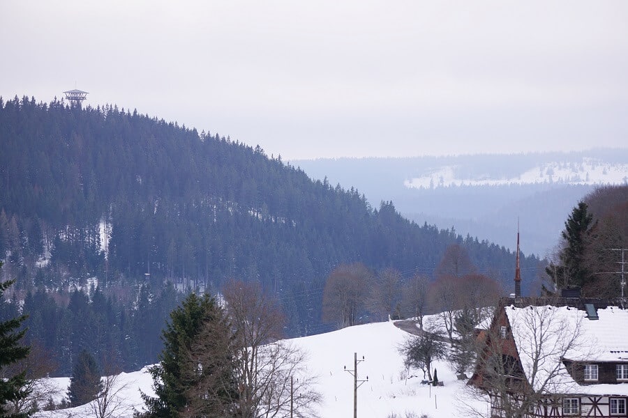 Aussichturm auf Berg im Winter am Schluchsee