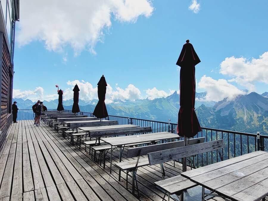 Blick über Terrasse auf die Alpen