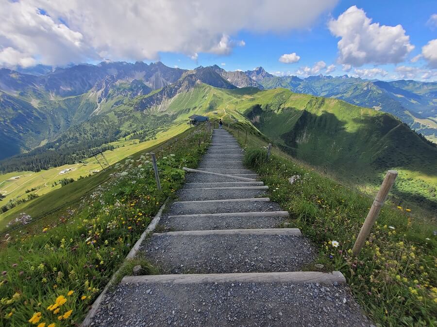Steiler Wanderweg mit Blick auf die Alpen