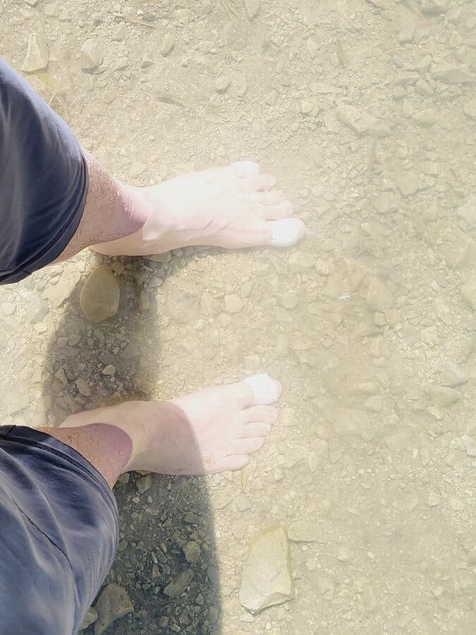 Füße im Bergsee