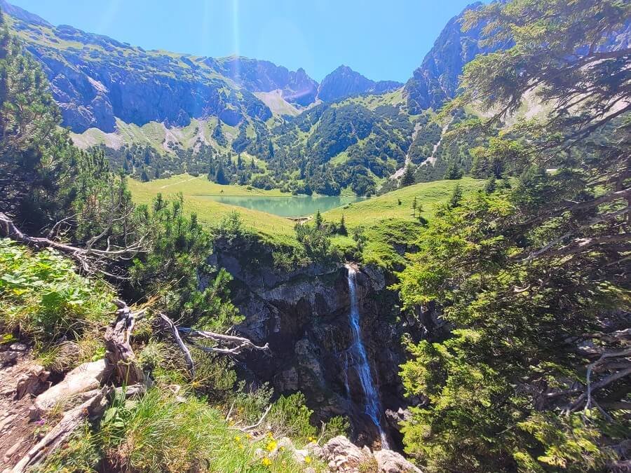 Bergsee mit Wasserfall