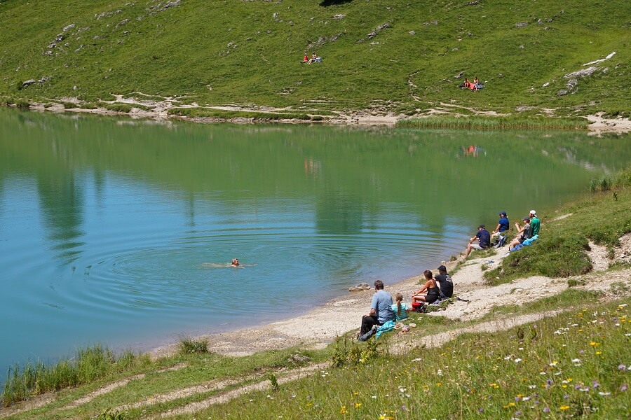 Frau schwimmt im Bergsee