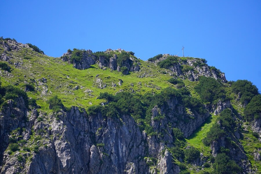 Berggipfel mit Gipfelkreuz